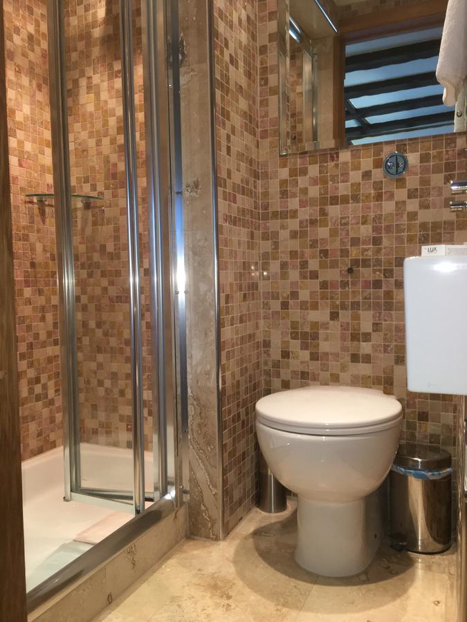 Heathrow Cottages Staines-upon-Thames Extérieur photo